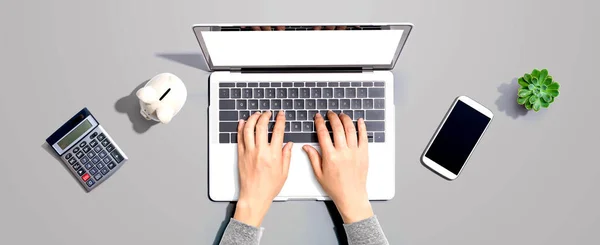 Laptopot és malacperselyt használó nő — Stock Fotó