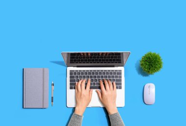 Dizüstü bilgisayar kullanan kişi