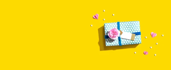 Geschenkdoos met een roze anjer bloem — Stockfoto