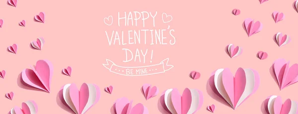 Valentinstag-Botschaft mit rosa Papierherzen — Stockfoto