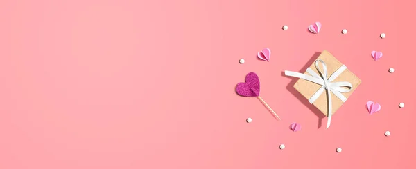 Caja de regalo con corazones de papel rosa —  Fotos de Stock
