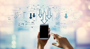Akıllı telefon kullanan kişi ile inen oklar