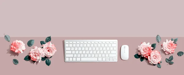 Πληκτρολόγιο υπολογιστή και ποντίκι με ροζ τριαντάφυλλα — Φωτογραφία Αρχείου