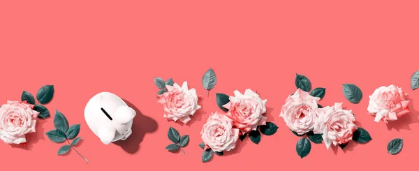 Prasečí břeh s růžovými růžemi nad hlavou — Stock fotografie