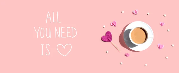 Alles wat je nodig hebt is een liefdesboodschap met een kop koffie en papieren hartjes — Stockfoto
