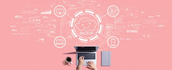 Backup concept met persoon die met laptop werkt — Stockfoto