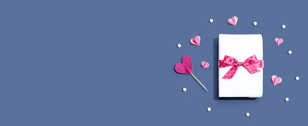 Caja de regalo con corazones de papel rosa —  Fotos de Stock