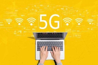Laptop kullanan kişi ile 5G ağı