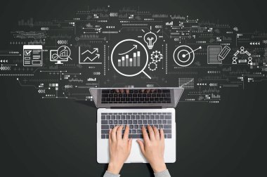 Dizüstü bilgisayar kullanan kişi ile veri analizi kavramı