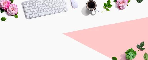 コンピューターのキーボードとピンクのバラのマウス — ストック写真