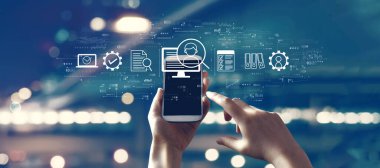 Akıllı telefon kullanan kişi ile belge yönetim sistemi kavramı