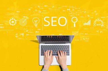 Bilgisayarı kullanan kişi ile SEO kavramı