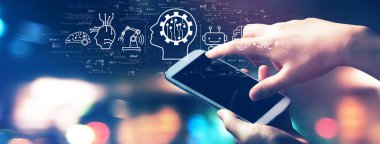 Geceleri şehrin ışıklarıyla gelecek teknolojisi kavramı