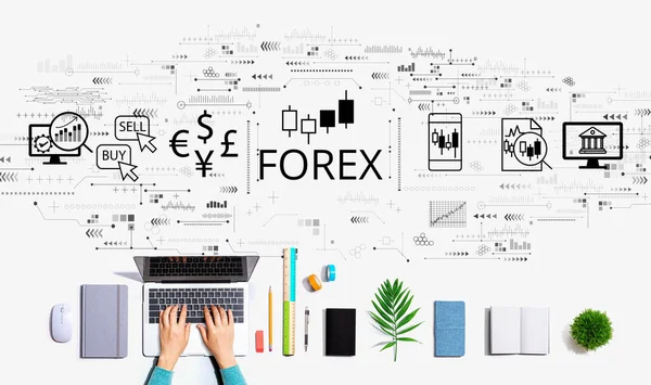 Торговая концепция Forex с человеком, использующим ноутбук — стоковое фото