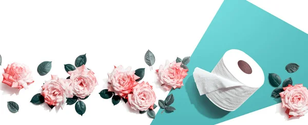 Papier toaletowy z różowymi różami widok nad głową — Zdjęcie stockowe