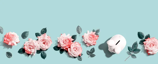 Sparschwein mit rosa Rosen über dem Kopf — Stockfoto
