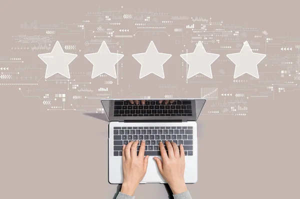 Rating star concept with person using laptop — Stock Photo, Image