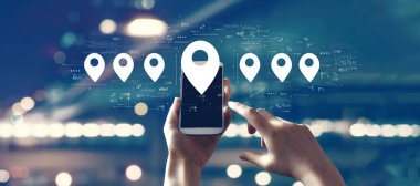 Akıllı telefon kullanan kişi ile harita şifresi kavramı