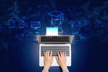 Dizüstü bilgisayar kullanan kişi ile uzaklık öğrenme teması
