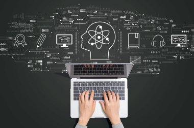 Bilgisayarı kullanan kişi ile çevrimiçi eğitim kavramı