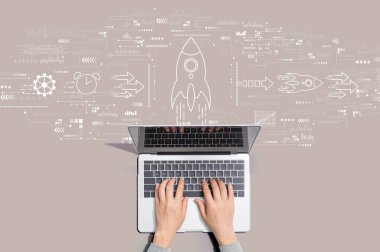 Dizüstü bilgisayar kullanan kişide hızlı büyüme kavramı