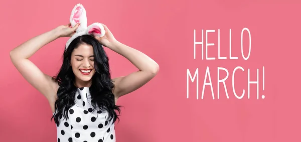Hola mensaje de marzo con mujer con tema de Pascua — Foto de Stock