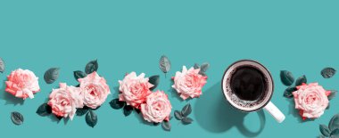 Üzerinde pembe güller olan kahve.