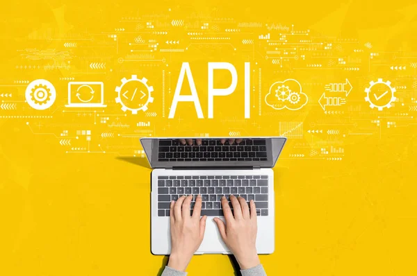 API - Anwendungsprogrammierschnittstelle mit Person, die Laptop benutzt — Stockfoto