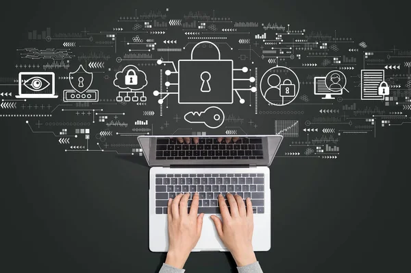 Koncepcja bezpieczeństwa danych z osobą korzystającą z laptopa — Zdjęcie stockowe