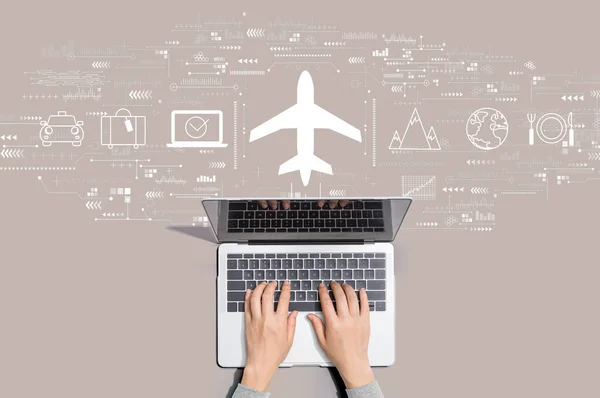 Koncepcja rezerwacji biletów lotniczych z osobą korzystającą z laptopa — Zdjęcie stockowe