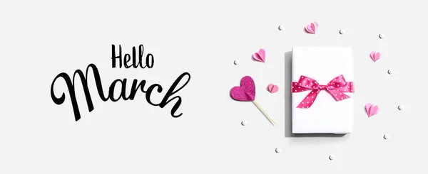 Hallo-März-Nachricht mit Geschenkbox und Herzen — Stockfoto