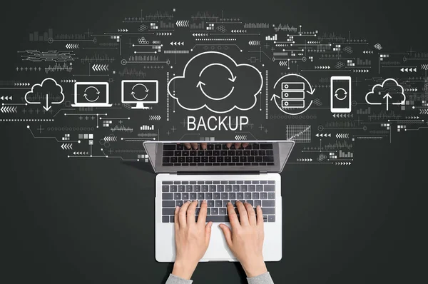 Backup-Konzept mit Laptop-Benutzer — Stockfoto