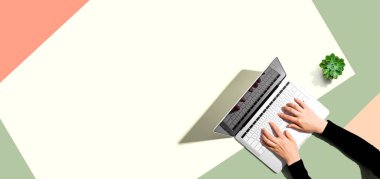 Dizüstü bilgisayar kullanan kişi