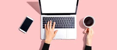 Dizüstü bilgisayar kullanan kişi