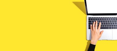 Dizüstü bilgisayar kullanan kişi