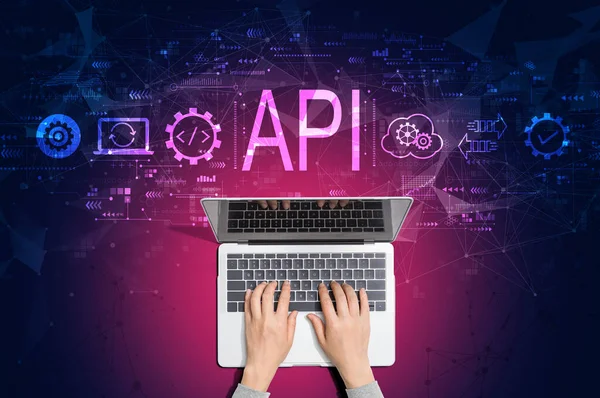 API - concepto de interfaz de programación de aplicaciones con la persona usando el ordenador portátil —  Fotos de Stock