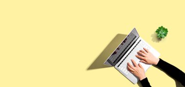 Dizüstü bilgisayar kullanan kişi