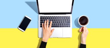 Dizüstü bilgisayar kullanan kişi