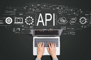 API - laptop kullanan kişi ile uygulama programlama arayüzü kavramı