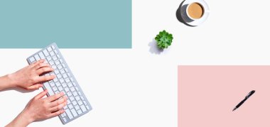 Bilgisayar klavyesi kullanan bir kadın