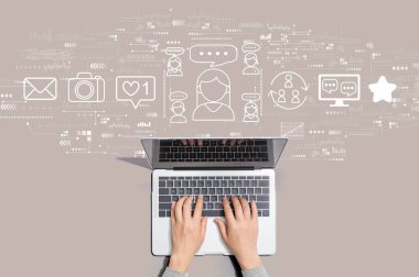Laptop kullanan kişi ile sosyal medya teması