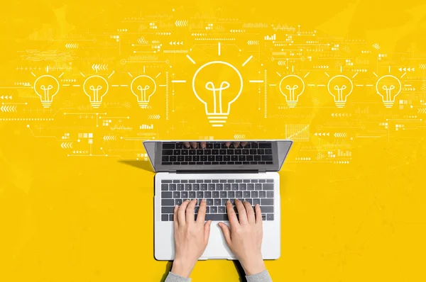 Ideia tema lâmpada com pessoa usando laptop — Fotografia de Stock