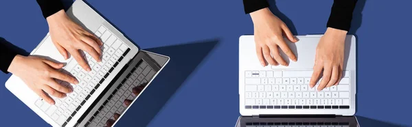 Duas pessoas trabalhando em conjunto com laptop — Fotografia de Stock