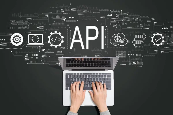 API -ラップトップを使用している人とアプリケーションプログラミングインターフェイスの概念 — ストック写真