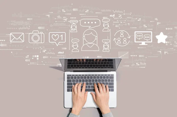 Social-Media-Thema mit Laptop — Stockfoto