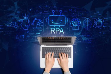 Dizüstü bilgisayar kullanan kişiyle robot işlem otomasyon temasıName