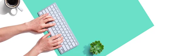 Mujer usando un teclado de computadora — Foto de Stock