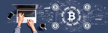 Bilgisayarı kullanan kişi ile Bitcoin teması