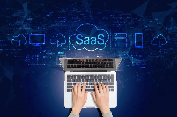 SaaS - mjukvara som ett servicekoncept med person som använder laptop — Stockfoto