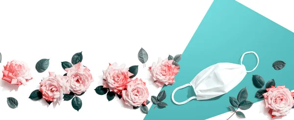 Gezichtsmasker met roze rozen bovenaanzicht — Stockfoto